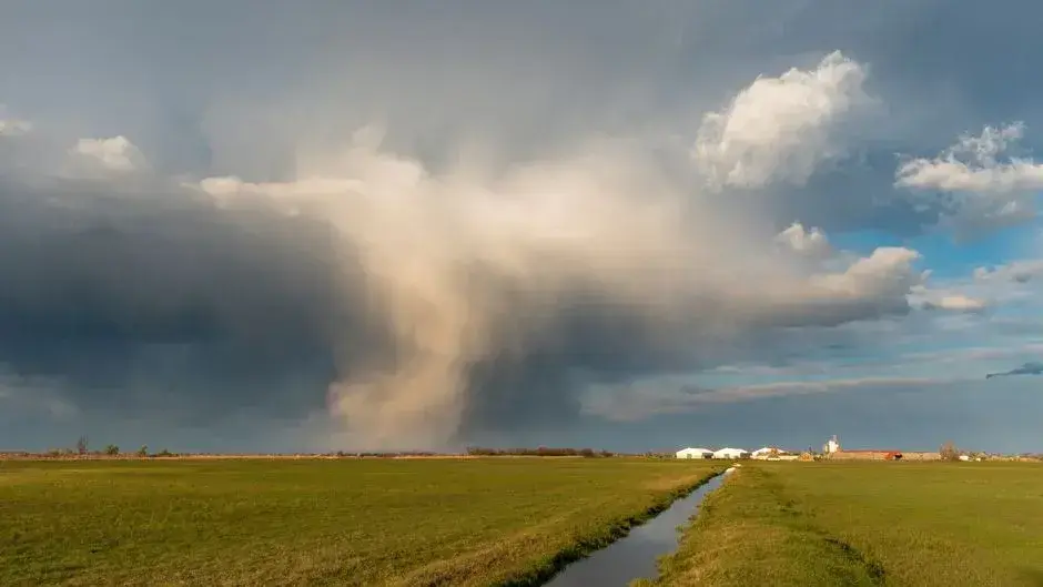 Cod Roșu și Portocaliu de vijelii în București, anunță Administrația Națională de Meteorologie
