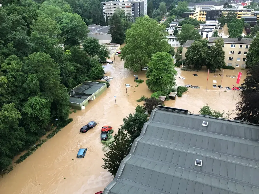 Inundații devastatoare: Locuințe transformate în capcane și oameni evacuați