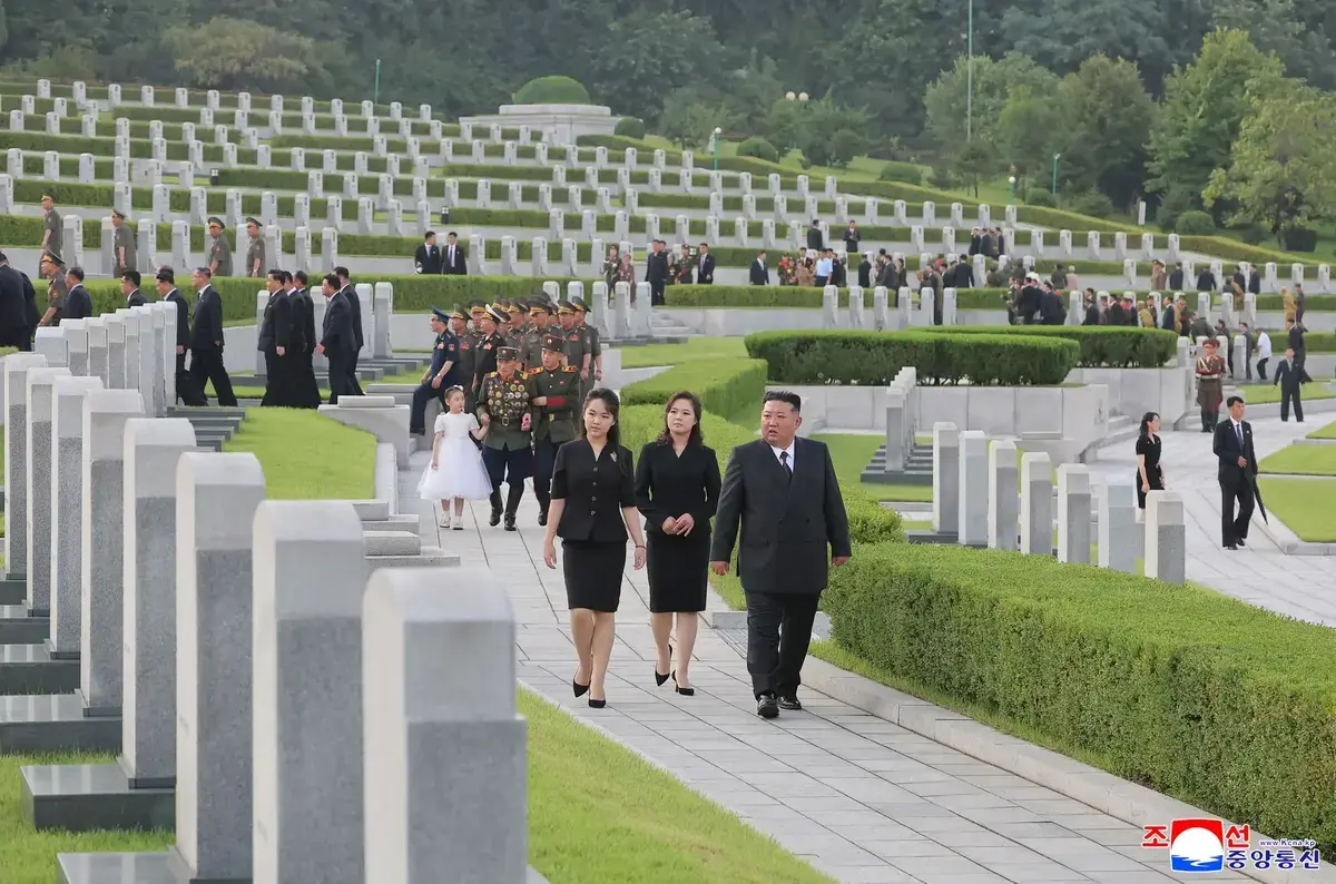 Kim Jong Un și fiica sa, Ju Ae, la ceremonie