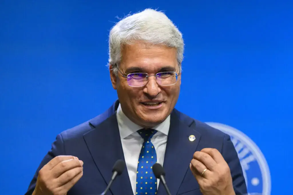 Legea salarizării trebuie adoptată până la 31 august pentru a debloca banii de la PNRR