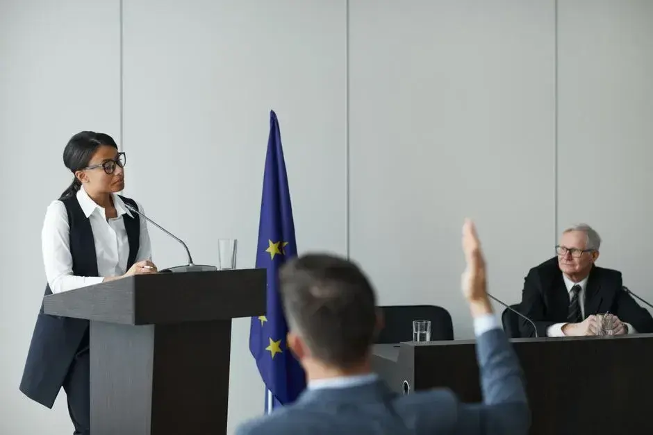 Politicienii își măresc salariile, românii strâng cureaua