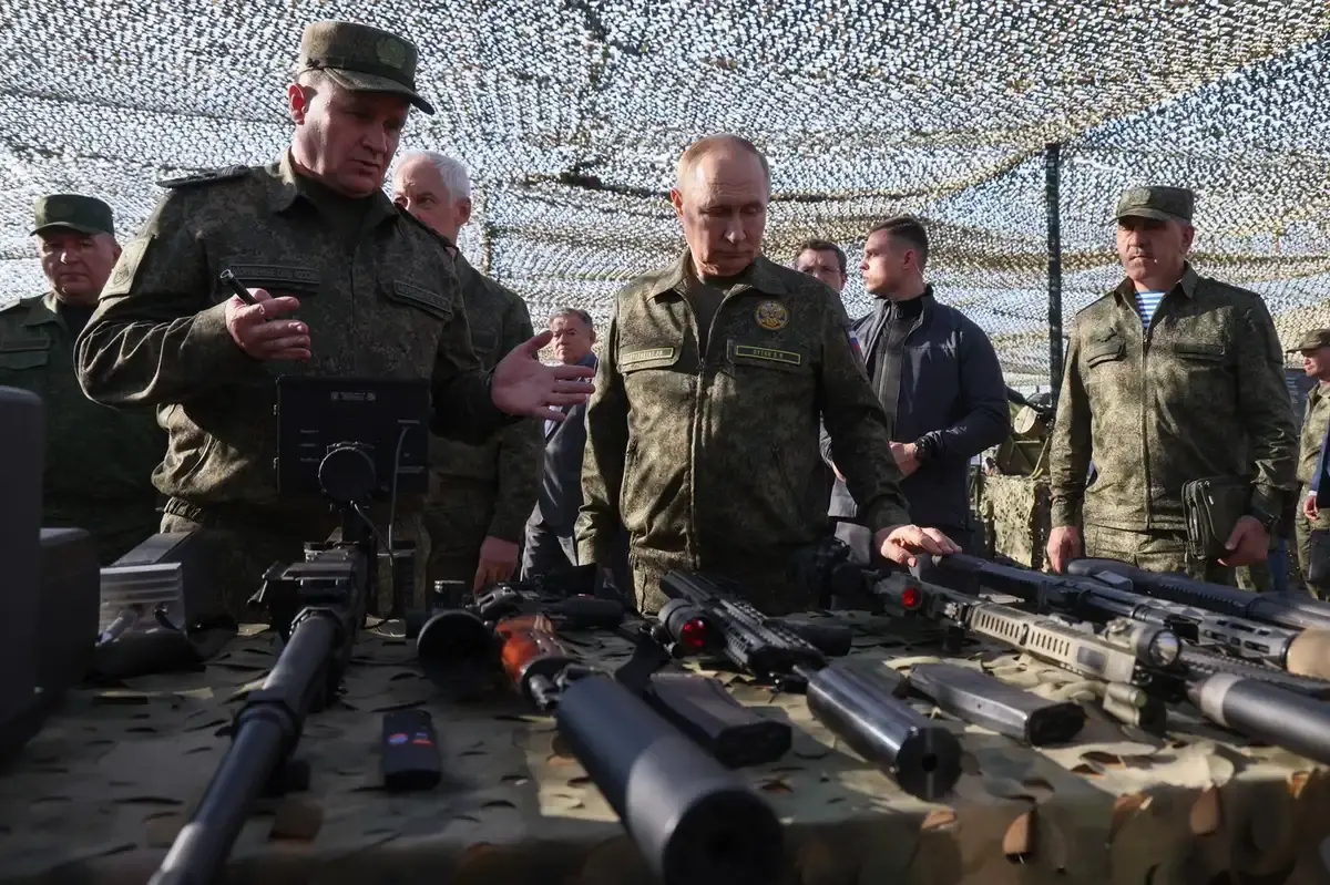 Rusia își ridică forțele nucleare în alertă maximă, amenințând aliații Ucrainei