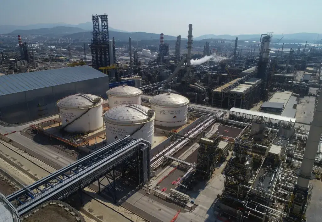 Tensiunile dintre SUA și Iran scumpesc petrolul și pun presiune pe prețul carburanților