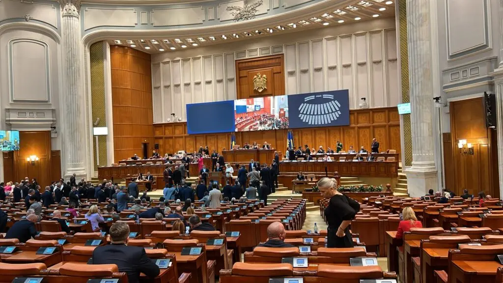Grindeanu pleacă din Plen în timpul discursului lui Bolojan: „Nu ne legăm cu lanțuri de scaune