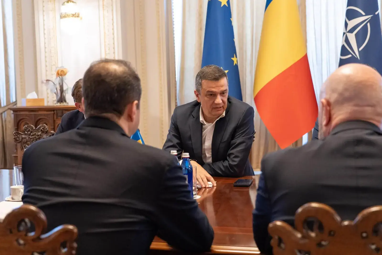 Joc dublu în coaliție: PSD și PNL bat în cuie calendarul Guvernului Mureșan, deși votul rămâne incert
