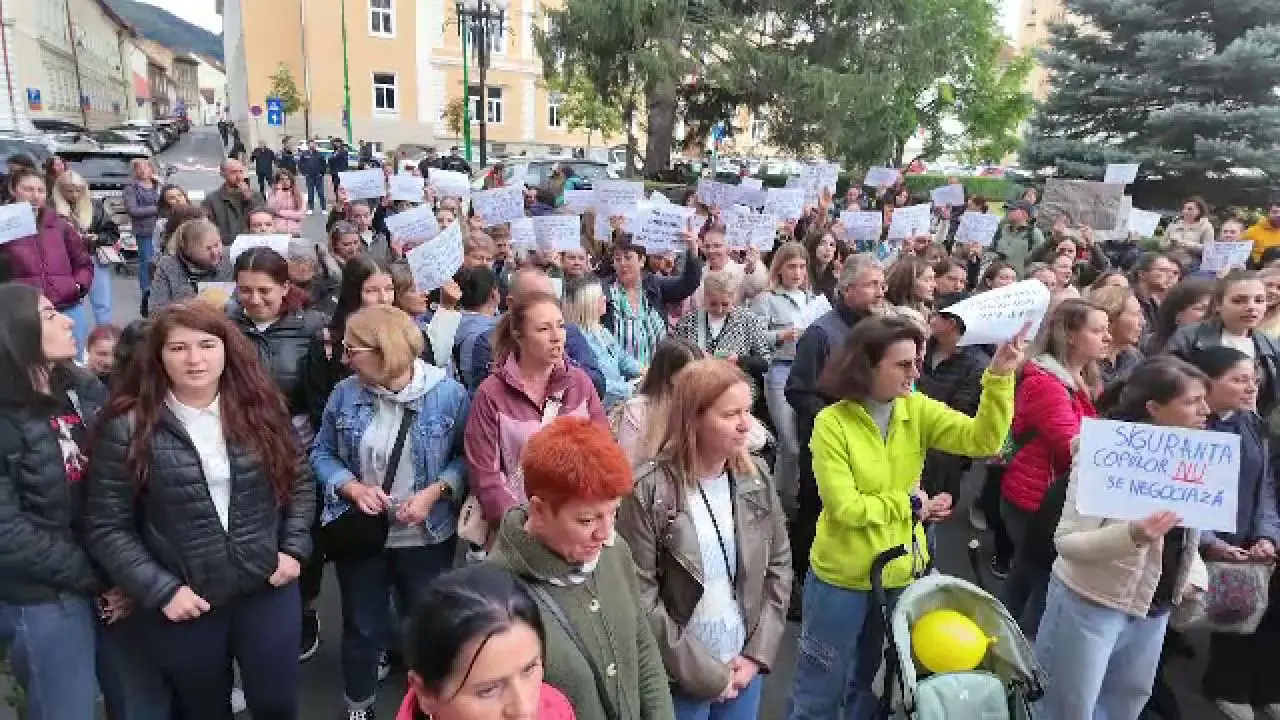 Părinții de la Brașov protestează: creșele rămân fără suficient personal