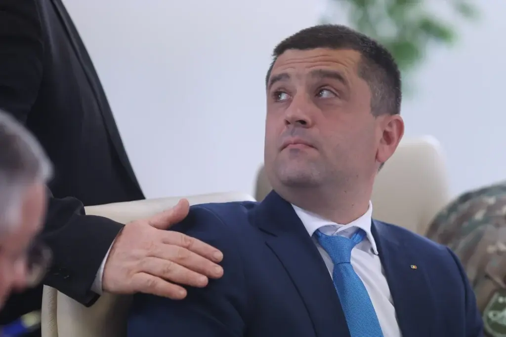 Schimb de replici acide la audieri: Mircea Abrudean ironizează prezența generalilor lângă Miruță