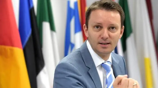 Andi Cristea atacă PNL: Votau impozit progresiv la Bruxelles, dar promit cota unică acasă