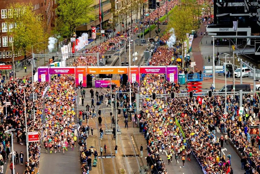 Angajatul în concediu medical participă la maraton și cere despăgubiri uriașe de la angajator