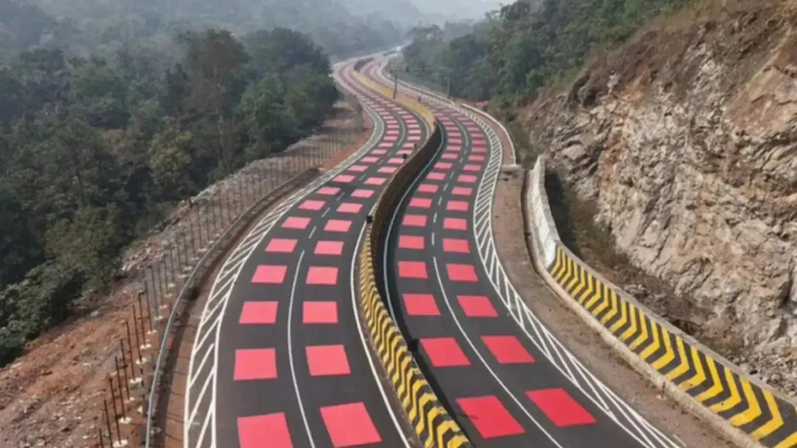Autostrada cu asfalt în carouri și 25 de pasaje subterane din India – cum funcționează
