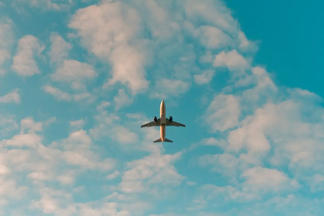 Un avion dezafectat a rămas blocat sub un pod pe DN1, lângă București