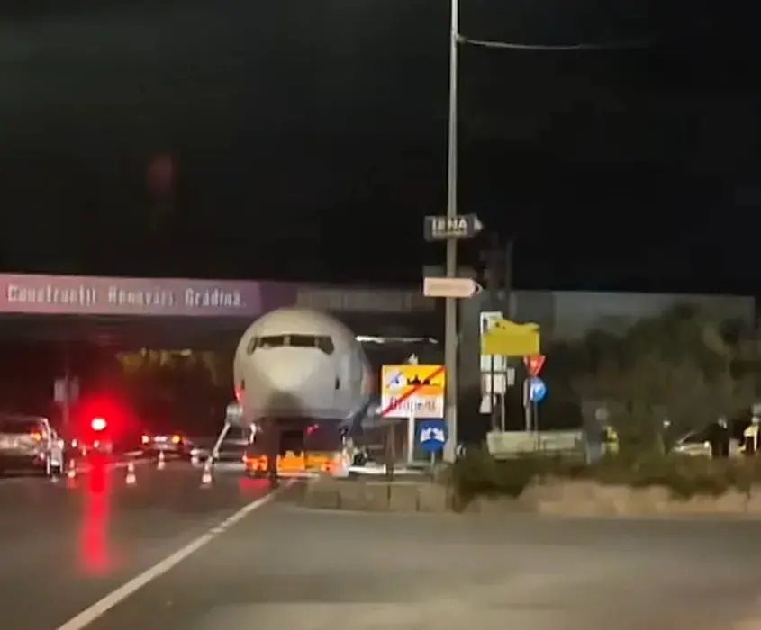 Un avion de pasageri a blocat traficul după ce a rămas înțepenit sub un pod în Balotești