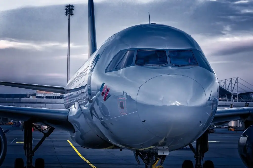 Un avion scos din uz a blocat traficul pe DN1, rămânând blocat sub un pod de trecere a căilor ferate