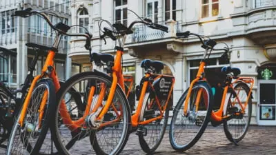 Parcări de lux pentru biciclete fantomă. Nota de plată? Un milion de euro și un dosar la DNA