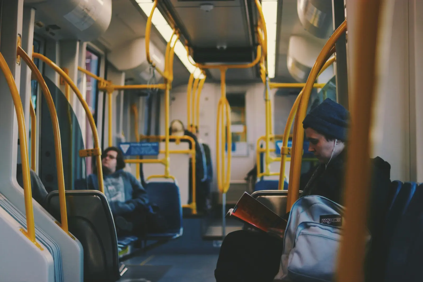Consiliul Județean Timiș și Prefectură acuzați de dublă măsură la stațiile de autobuz