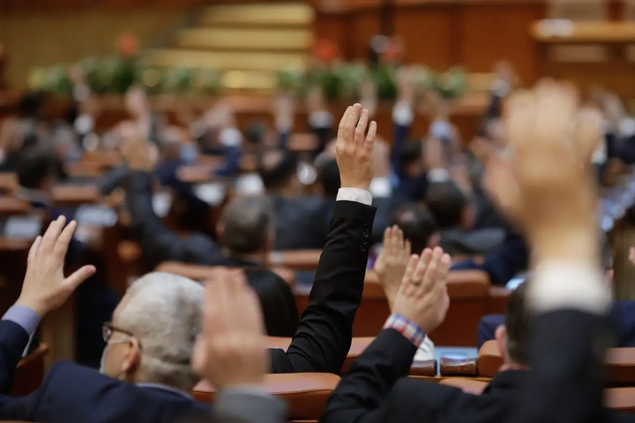Coaliția PSD-PNL evită alegerile anticipate pentru a-și proteja mandatele parlamentarilor