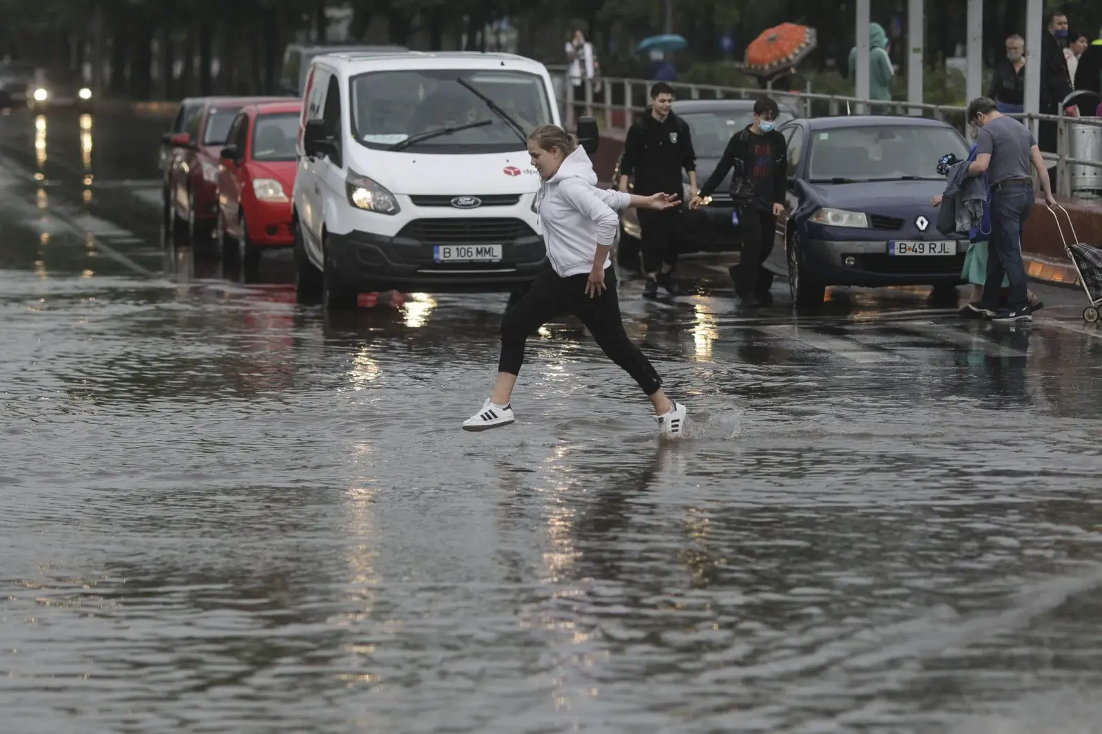 Cod galben de ploi în București și alte zone ale țării