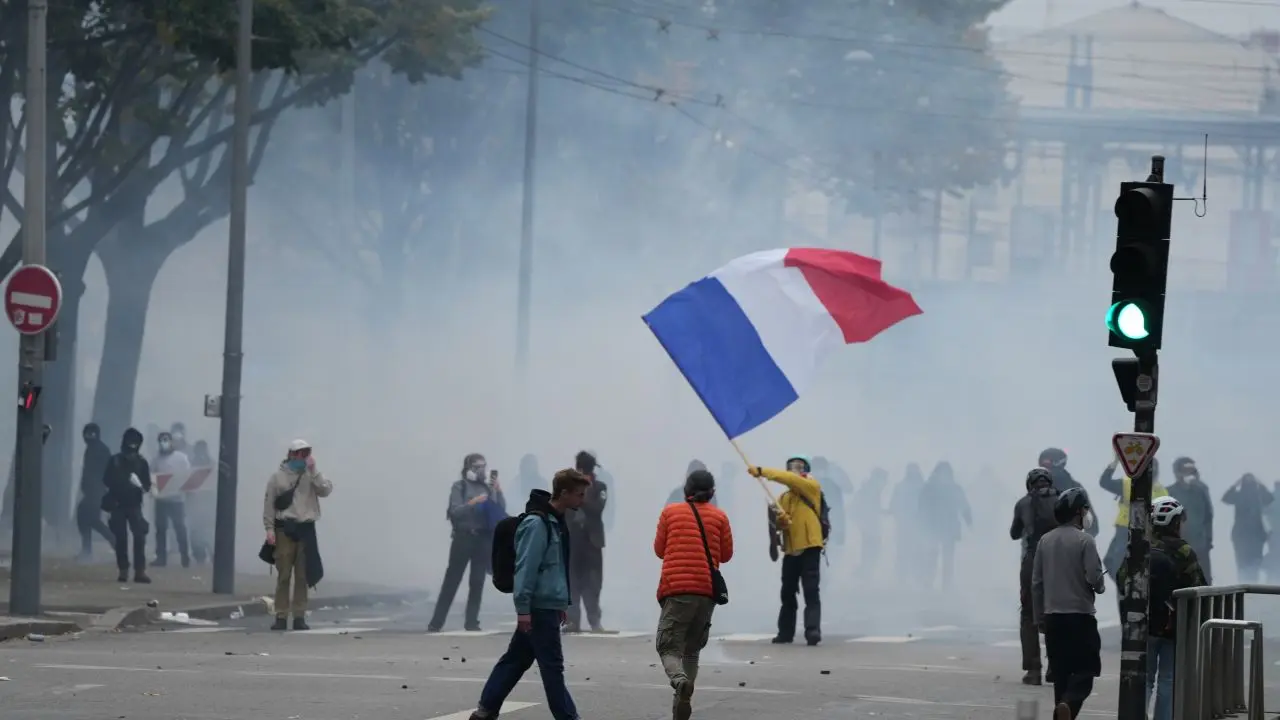 Comerțianții din Europa de Vest baricadează magazinele în așteptarea protestelor