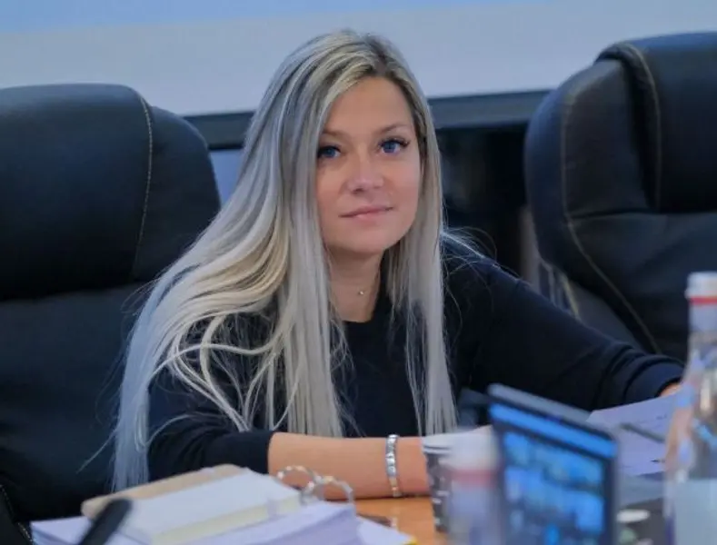 Consilieră locală din Brașov, reținută într-un dosar de înșelăciune