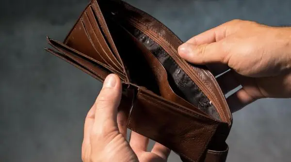 Criza economică lovește populația: Românii nu mai pot acoperi cheltuielile de bază și utilitățile