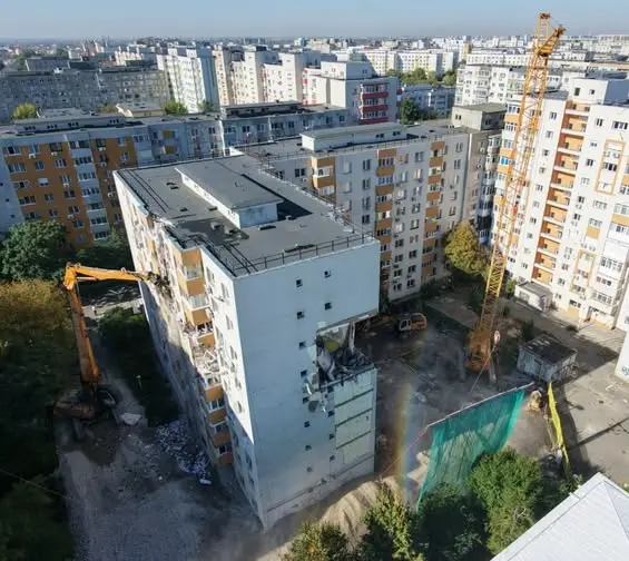 Demolare controlată a etajului 5‑8 din Rahova: prima operare de acest tip în România