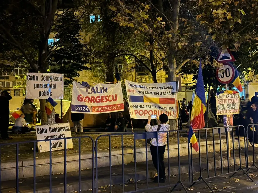 150 de susținători la a zecea noapte de proteste în fața Arestului Central