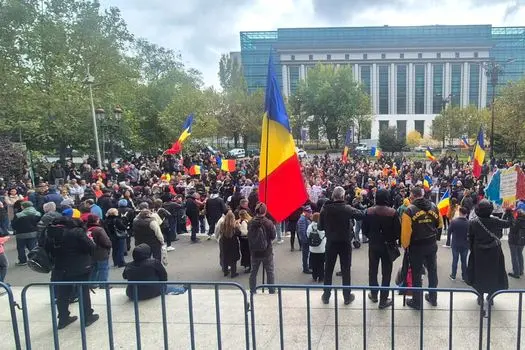 Georgescu liber sub control judiciar: 250 de susținători, strigăte și o decizie contestabilă