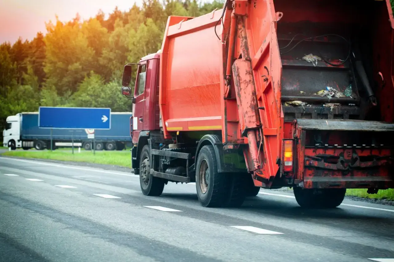 Grevă la salubritate în Deva: gunoaiele zac pe străzi din cauza salariilor neplătite