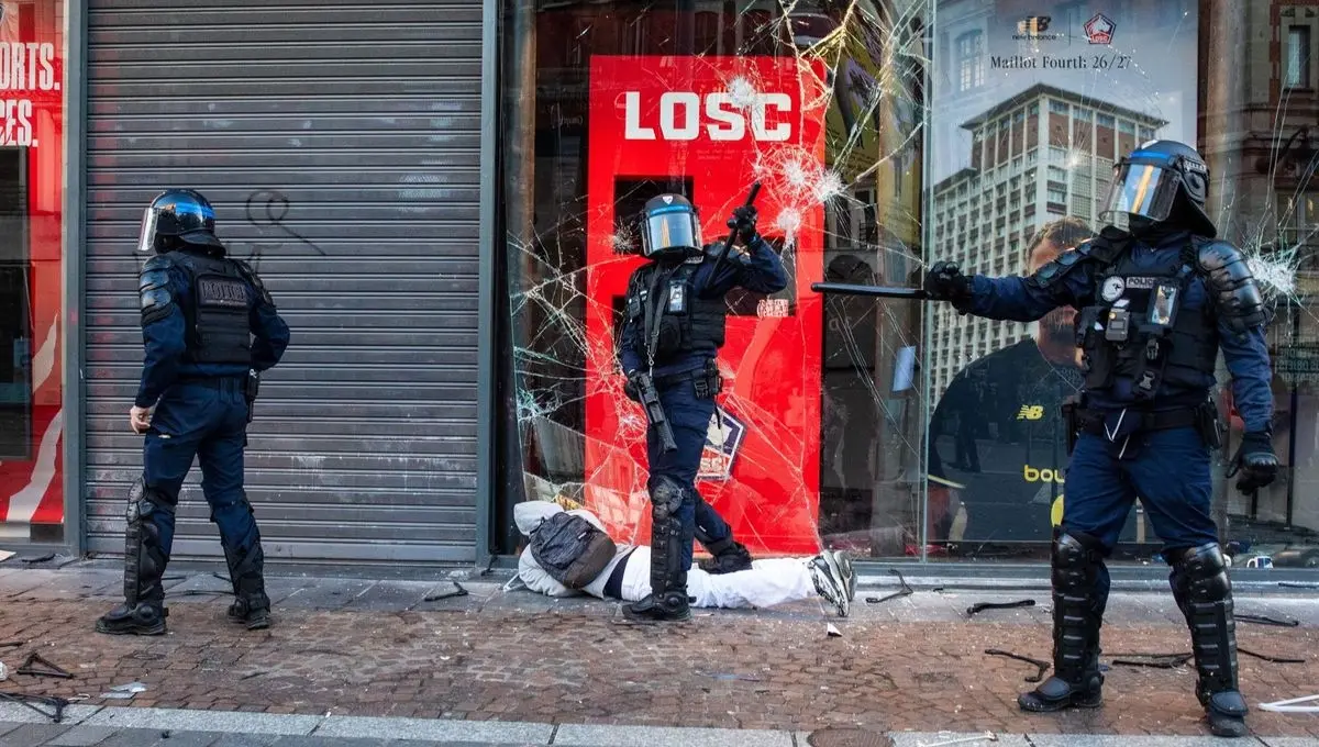 Guvernul francez impune interdicții nocturne în nordul Franței pentru a controla violențele
