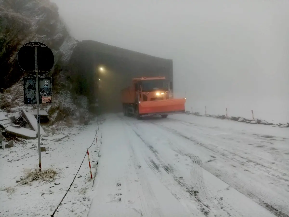 Zăpadă grozavă pe Transfăgărășan: autoritățile avertizează șoferii