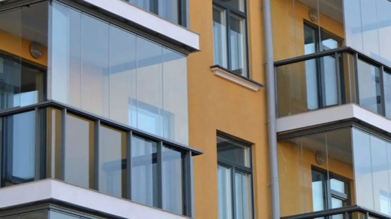 Proprietarii pot plăti dublu dacă închid balconul fără autorizație