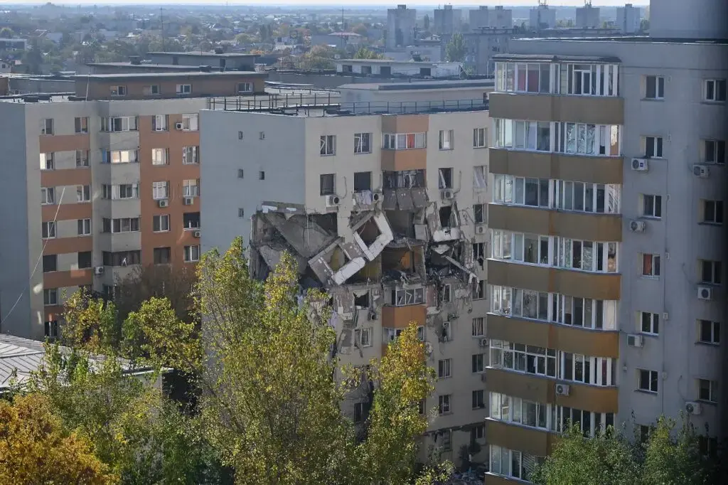 Intervenție de primă dată în România: începe demolarea etajelor distruse ale blocului din Rahova