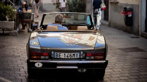 Italia lansează plăcuțe auto personalizate: costuri și reguli noi pentru venituri bugetare