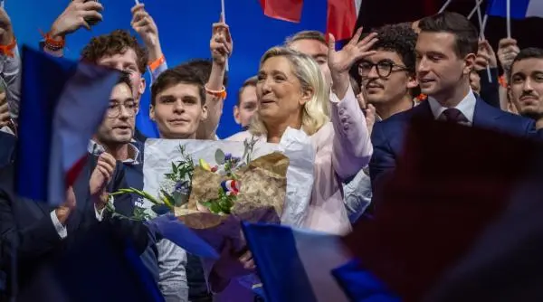 Le Pen promite protecție în plin haos francez