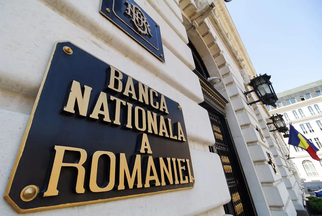 Leul pierde teren în fața euro, dar urcă ușor pe lângă dolar