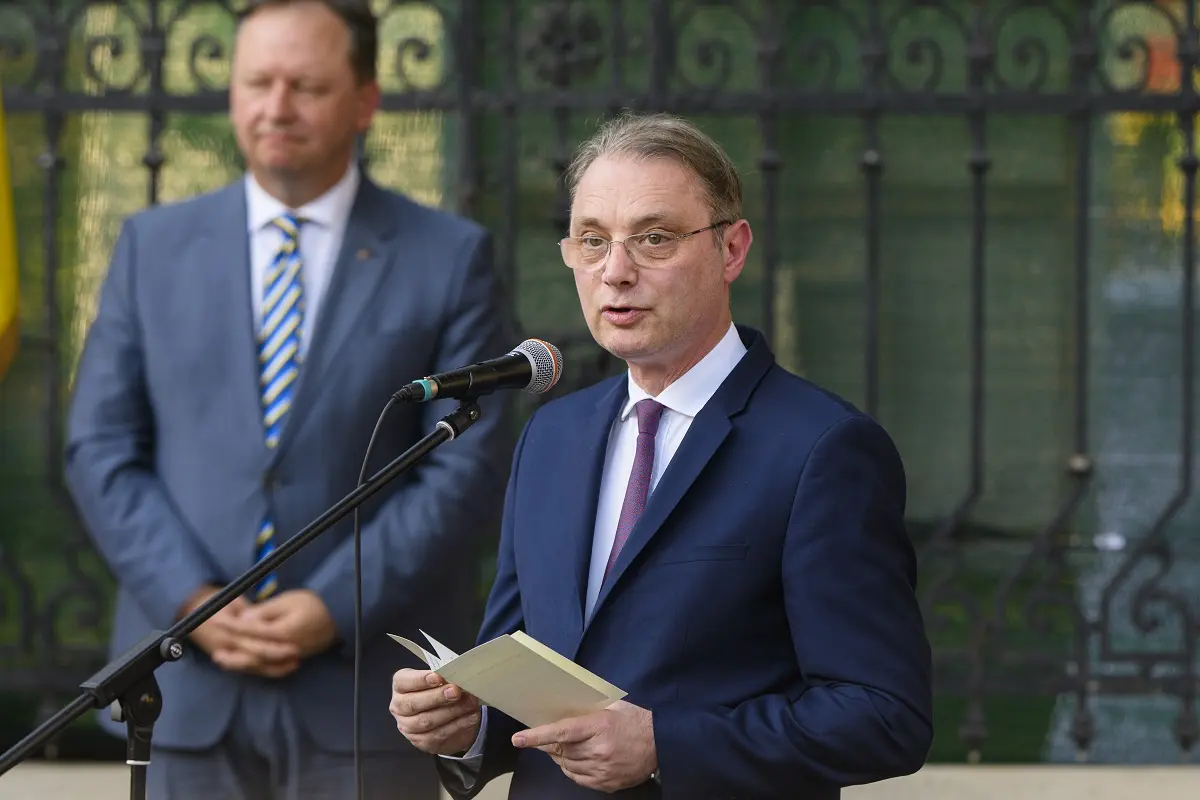 Luca Niculescu: dialog continuat cu partidele pentru a depăși criza politică și economică