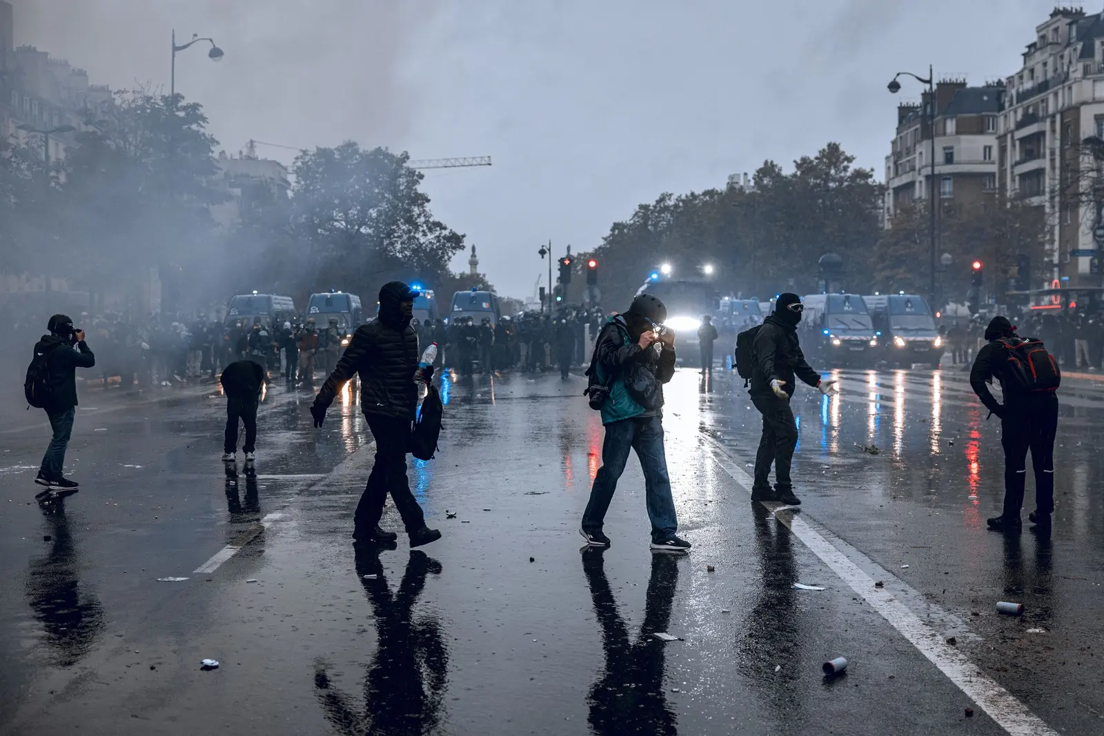 Macron impune măsuri de urgență: protestele pleacă din centrul orașelor