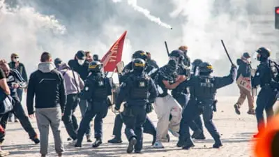Macron promite măsuri noi pentru a calma protestele violente în Franța