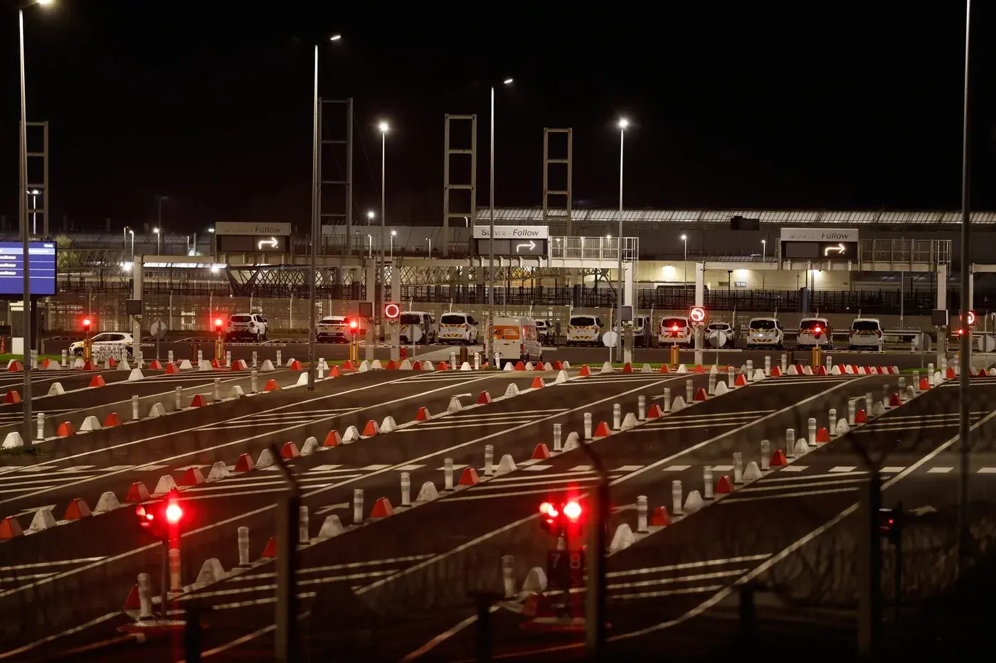 Microbuz lovit de tren în Eurotunel: 19 pasageri răniți