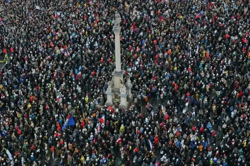 Mii de cehești în stradă la Praga! De ce protestează împotriva schimbării taxei TV?