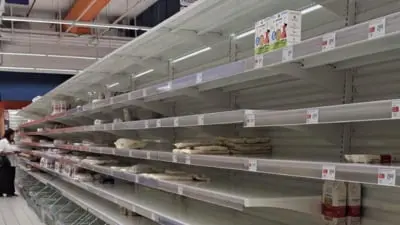 Napoli la pământ: protestele transportatorilor golesc rafturile și blochează orașul