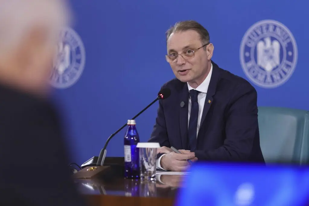 Primul test al lui Niculescu: cum vrea să crească pensiile fără să scape deficitul de sub control