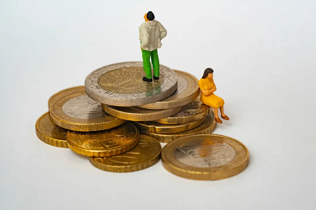 Paradoxul financiar al românilor: proprietari fără datorii, dar blocați în facturi