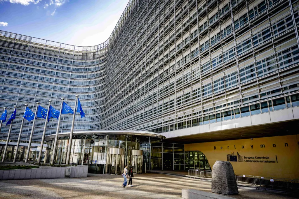 Parchetul European a percheziționat sediile Parlamentului European pentru fraudă cu fonduri UE