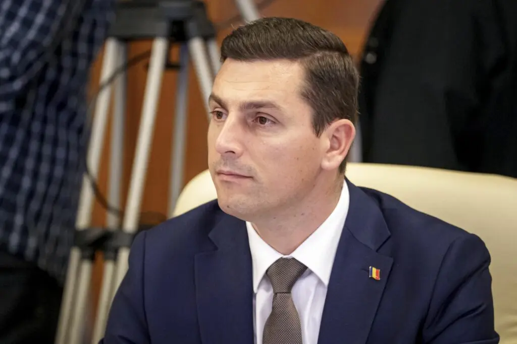PNL susține Guvernul Luca Niculescu pentru a încheia criza politică, dar refuză coaliția cu PSD