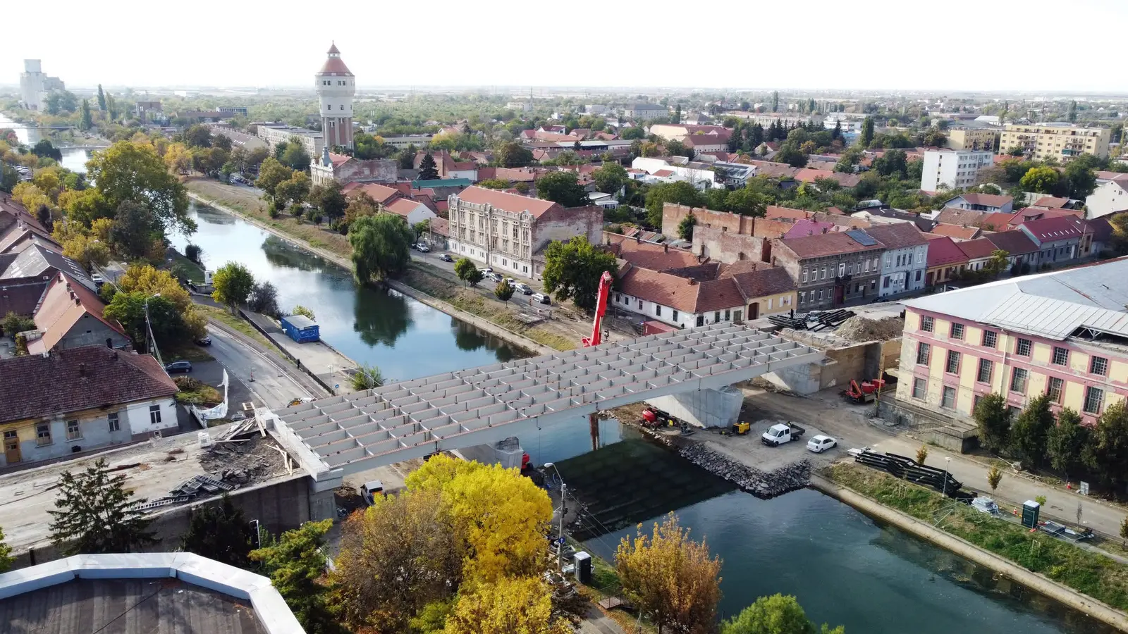 Podul Muncii din Timișoara: Tablierul metalic peste Bega a fost montat complet