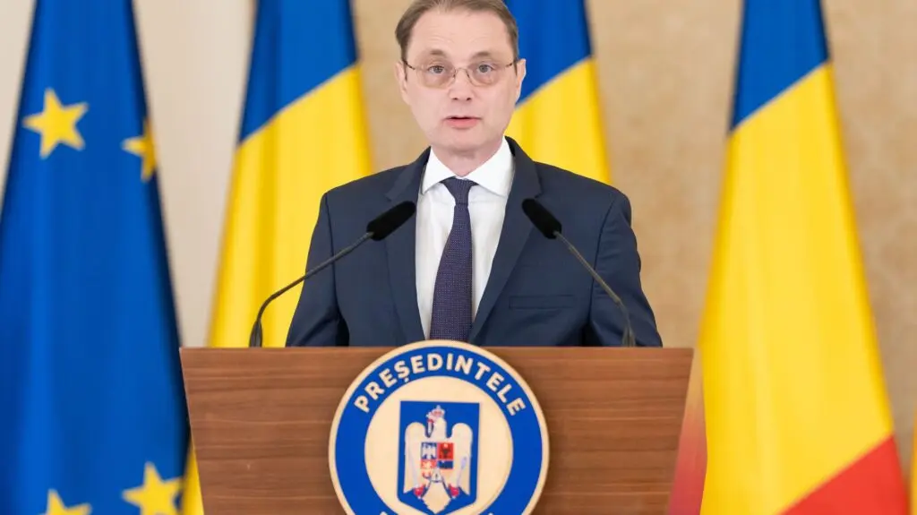 Premierul Niculescu prezintă lista de miniștri în Parlament, în timp ce se discută alegeri anticipat