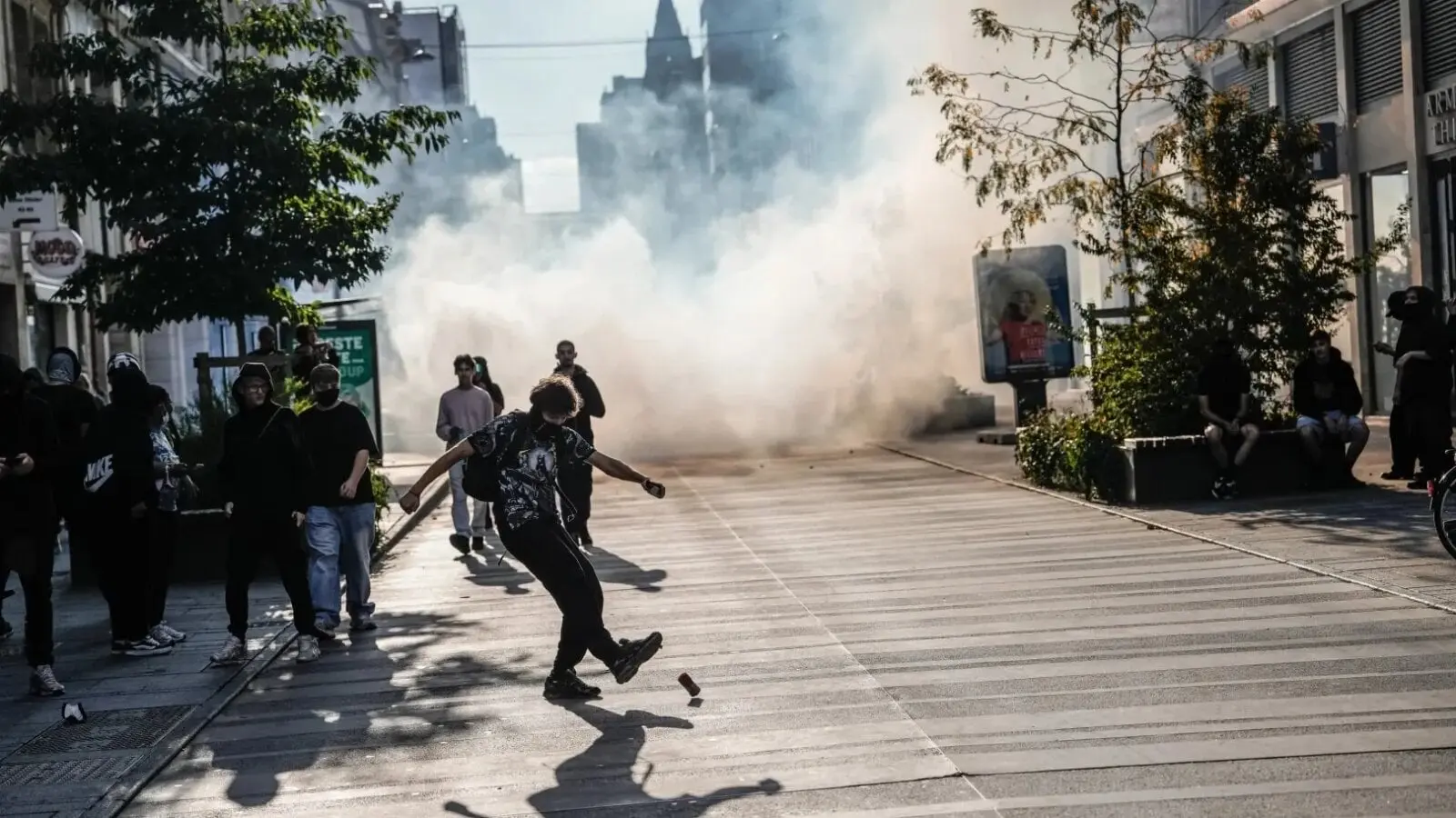 Proteste violente la Paris: Un manifestant a murit, iar bilanțul arestărilor atinge un record