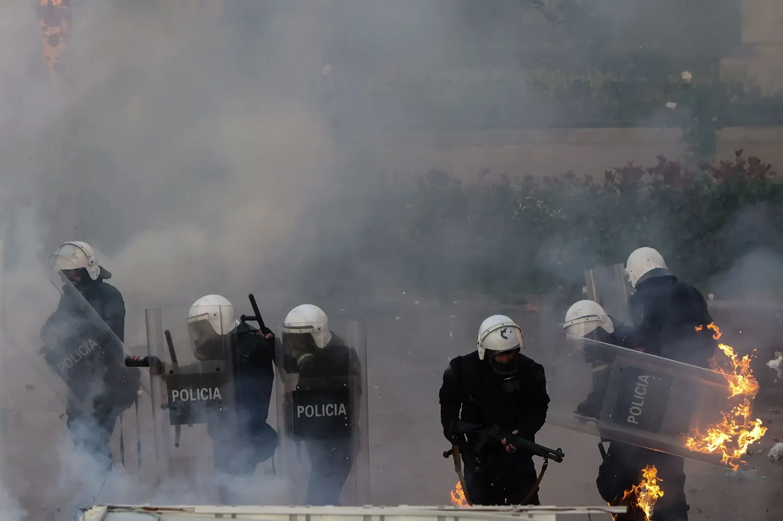 Protestele violente au depășit linia roșie