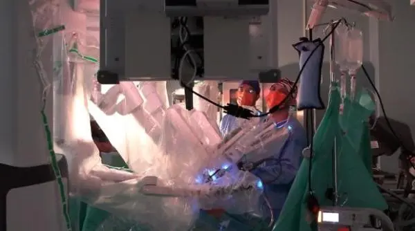 Robotul Da Vinci aduce noi speranțe pacienților cu cancer la Spitalul Burghele